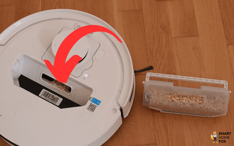 Виден небольшой мобильный пылесборник ECOVACS DEEBOT T30 OMNI.